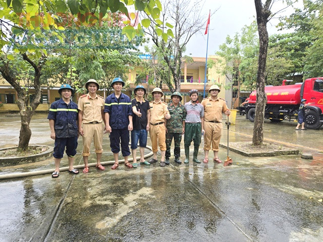 Ho&agrave;n tất vệ sinh sạch sẽ, trả lại s&acirc;n trường cho thầy, c&ocirc; gi&aacute;o v&agrave; c&aacute;c em học sinh trường THPT &Ocirc;ng &Iacute;ch Khi&ecirc;m.