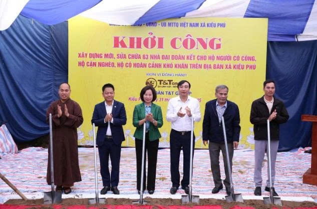 Các đại biểu thực hiện nghi thức khởi công. Các đại biểu thực hiện nghi thức khởi công.