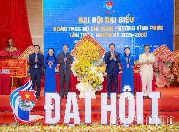 Trưởng Ban Tổ chức Tỉnh ủy Bùi Đình Thi tặng hoa chúc mừng Đại hội. Trưởng Ban Tổ chức Tỉnh ủy Bùi Đình Thi tặng hoa chúc mừng Đại hội.