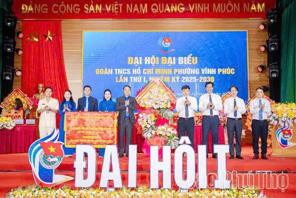 Lãnh đạo phường Vĩnh Phúc tặng hoa chúc mừng Đại hội. Lãnh đạo phường Vĩnh Phúc tặng hoa chúc mừng Đại hội.