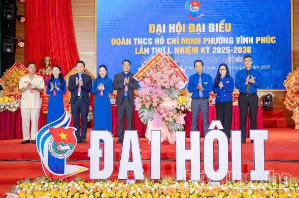 Lãnh đạo Tỉnh Đoàn tặng hoa chúc mừng Đại hội. Lãnh đạo Tỉnh Đoàn tặng hoa chúc mừng Đại hội.