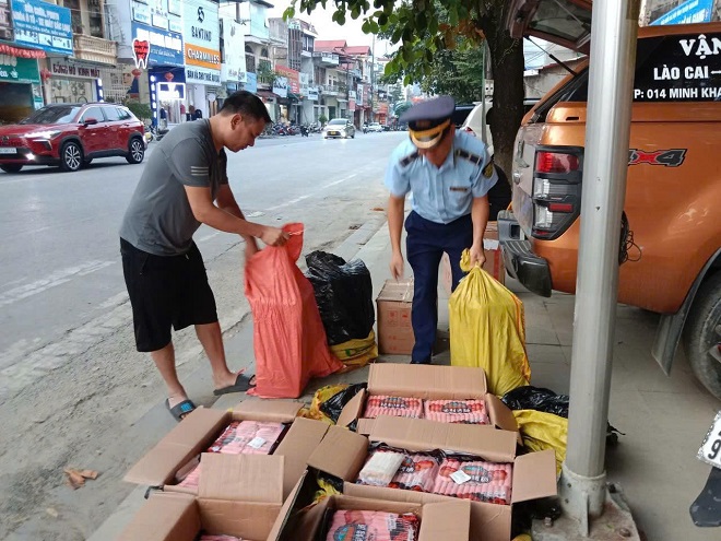 Tuyên Quang: Thu giữ gần 163kg thực phẩm không rõ nguồn gốc, tài xế bị phạt 8 triệu đồng