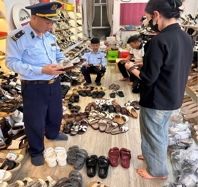 Lực lượng QLTT TP Đà Nẵng kiểm tra cơ sở kinh doanh Lực lượng QLTT TP Đà Nẵng kiểm tra cơ sở kinh doanh