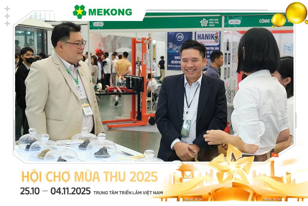Doanh nghiệp trao đổi cùng đại diện Hóa Dầu Mekong tại gian hàng, tạo nên không khí cởi mở và kết nối tại Hội chợ Mùa Thu 2025 Doanh nghiệp trao đổi cùng đại diện Hóa Dầu Mekong tại gian hàng, tạo nên không khí cởi mở và kết nối tại Hội chợ Mùa Thu 2025