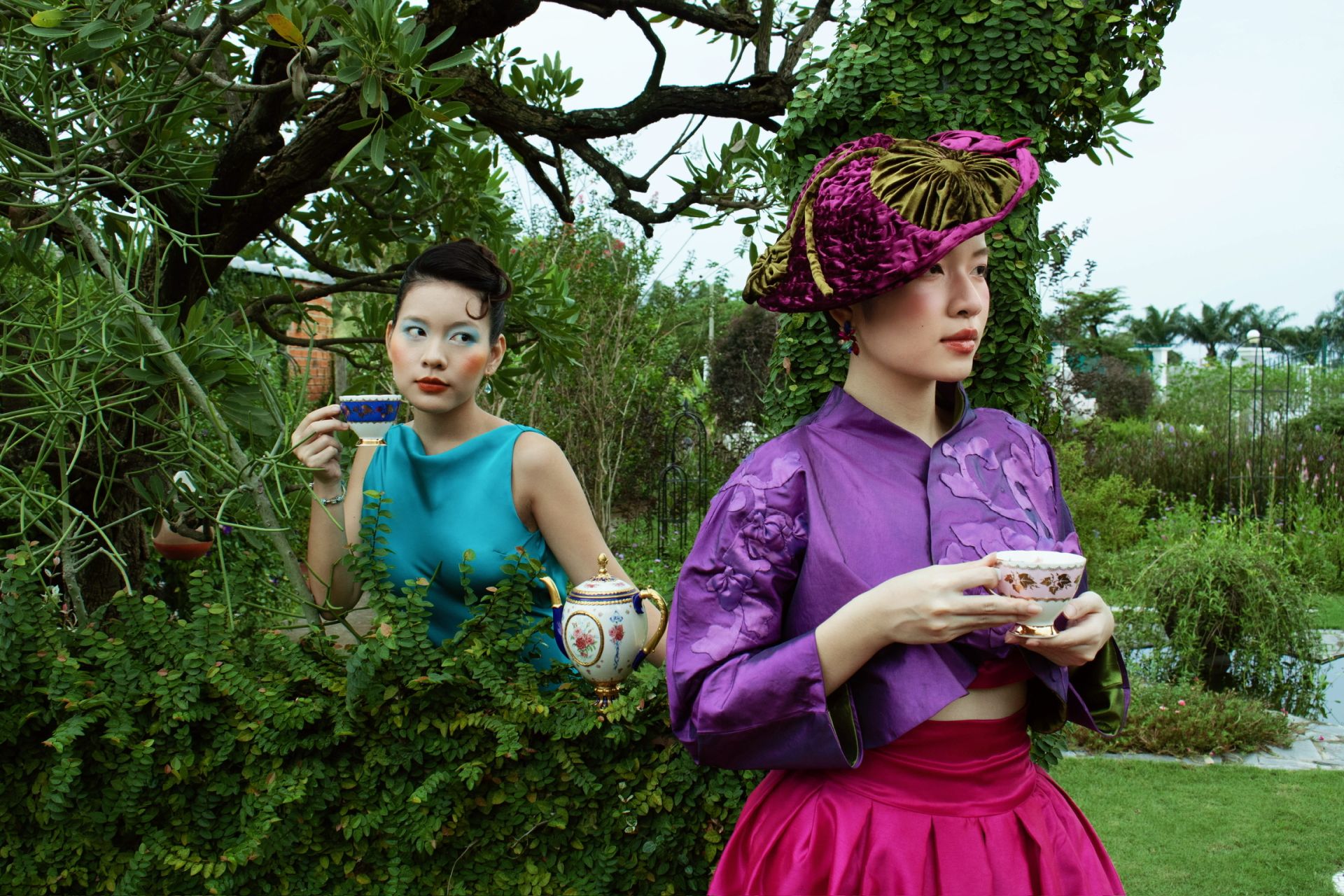 Áo khoác taffeta màu “tím Huế” với vạt trái chồng lên vạt phải theo cấu tạo của áo ngũ thân truyền thống. Áo khoác taffeta màu “tím Huế” với vạt trái chồng lên vạt phải theo cấu tạo của áo ngũ thân truyền thống.