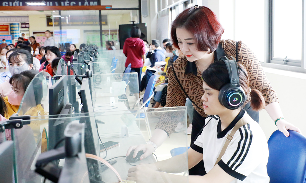 Cán bộ Trung tâm Dịch vụ việc làm Bắc Ninh số 1 hỗ trợ người lao động tìm kiếm việc làm tại phiên giao dịch trực tuyến.