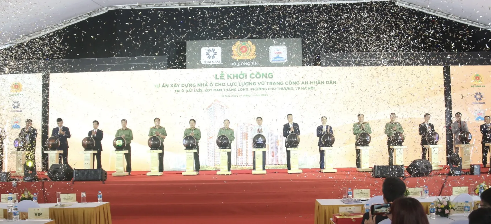 Đại diện Lãnh đạo Bộ Công an và Lãnh đạo TP Hà Nội cùng các Chủ đầu tư thực hiện nghi thức bấm nút khởi công dự án IA25. Đại diện Lãnh đạo Bộ Công an và Lãnh đạo TP Hà Nội cùng các Chủ đầu tư thực hiện nghi thức bấm nút khởi công dự án IA25.