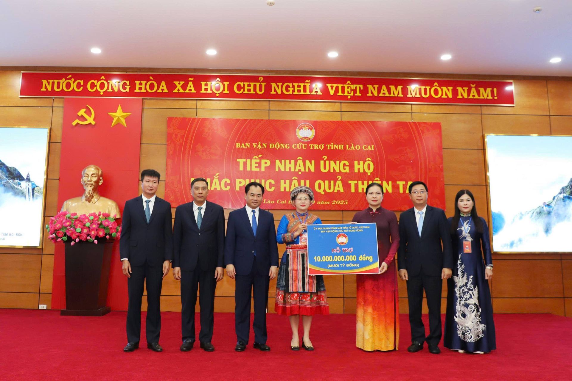 Ủy ban Trung ương MTTQ Việt Nam trao 10 tỷ đồng ủng hộ tỉnh Lào Cai khắc phục hậu quả thiên tai