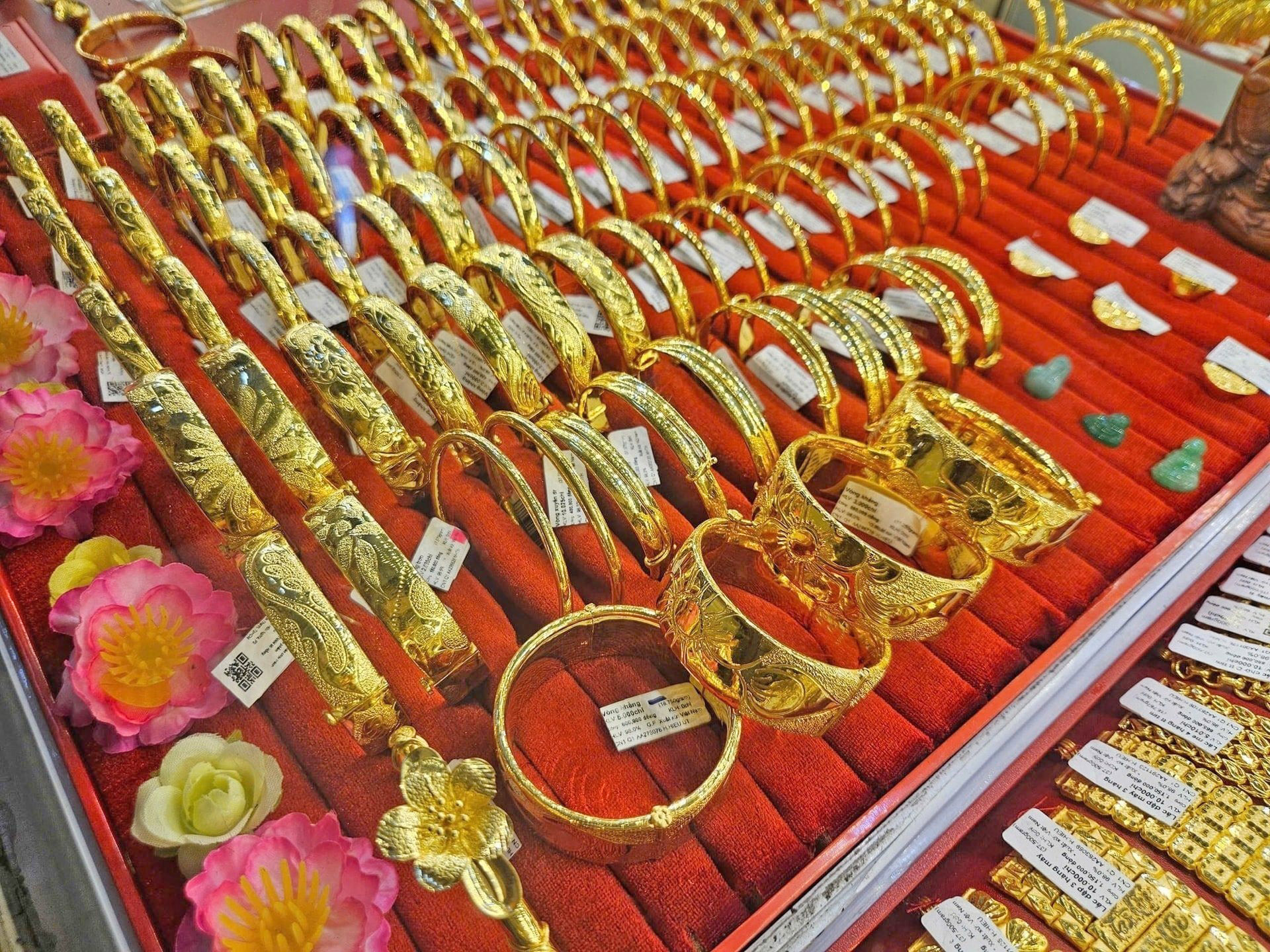 Giá vàng ngày 1/11: Vàng nhẫn, vàng miếng neo ở mức cao dù giá thế giới giảm. (Ảnh minh họa)