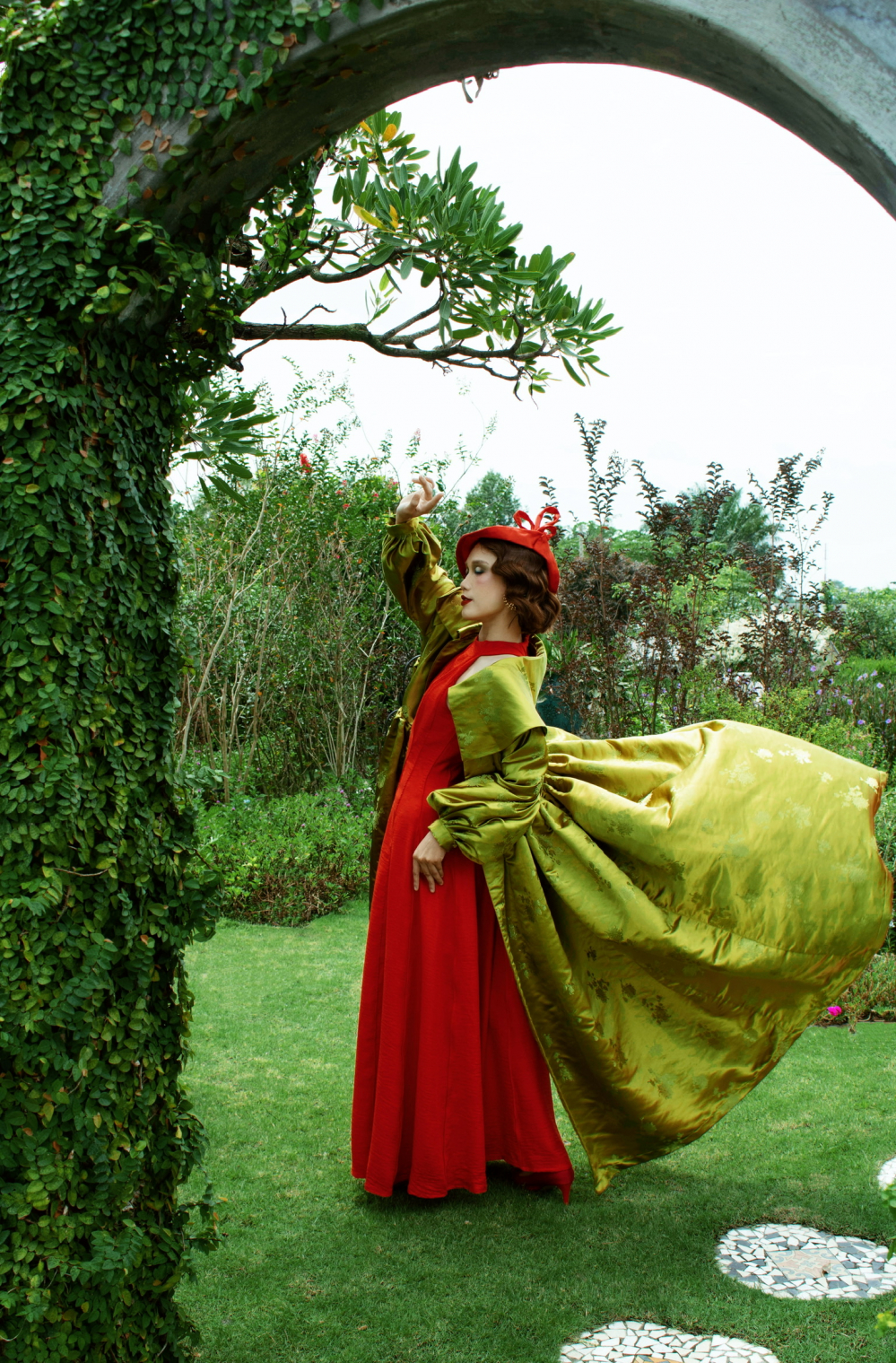 Chiếc đầm đỏ làm nổi bật vẻ sang trọng, quý phái của người con gái Thủ đô, khi được phối cùng với áo khoác gấm xanh mạ non ánh vàng, gợi lên hương cốm thanh tao - món quà mùa thu Hà Nội. Chiếc đầm đỏ làm nổi bật vẻ sang trọng, quý phái của người con gái Thủ đô, khi được phối cùng với áo khoác gấm xanh mạ non ánh vàng, gợi lên hương cốm thanh tao - món quà mùa thu Hà Nội.