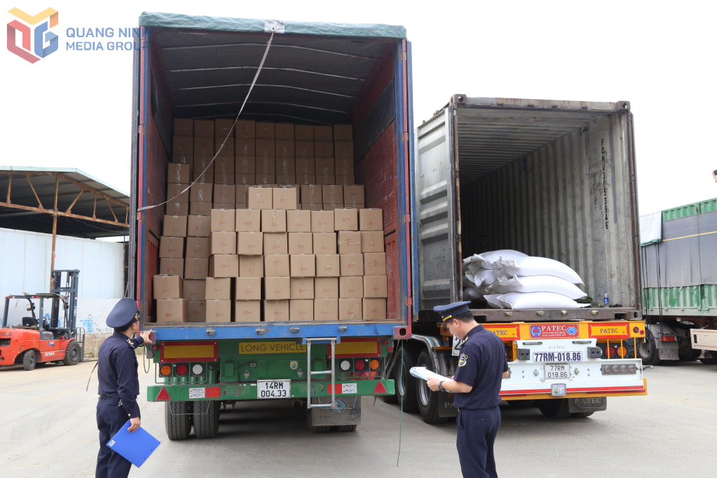 CBCC Hải quan cửa khẩu Hoành Mô, giám sát hàng hóa xuất khẩu qua địa bàn. CBCC Hải quan cửa khẩu Hoành Mô, giám sát hàng hóa xuất khẩu qua địa bàn.