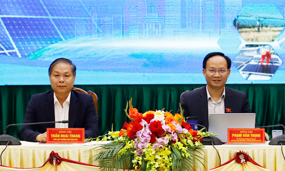 Đồng chí Trương Hoài Trang (bên trái) và Phạm Văn Thịnh đồng chủ trì hội thảo. Đồng chí Trương Hoài Trang (bên trái) và Phạm Văn Thịnh đồng chủ trì hội thảo.