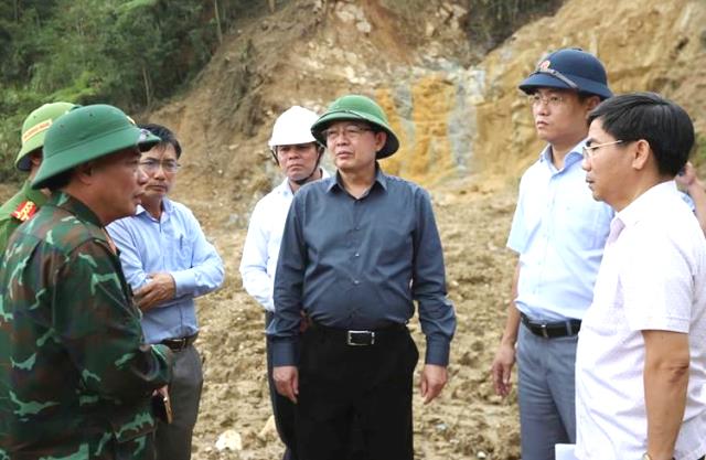 Phó Thủ tướng Chính phủ Hồ Quốc Dũng thị sát điểm sạt lở tại xã Ngọc Linh