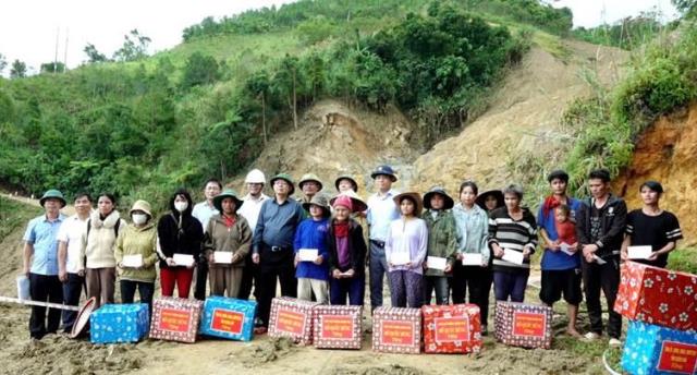 Phó Thủ tướng tặng nhiều phần quà, động viên người dân Ngọc Linh sớm vượt qua khó khăn do mưa lũ, sạt lở Phó Thủ tướng tặng nhiều phần quà, động viên người dân Ngọc Linh sớm vượt qua khó khăn do mưa lũ, sạt lở