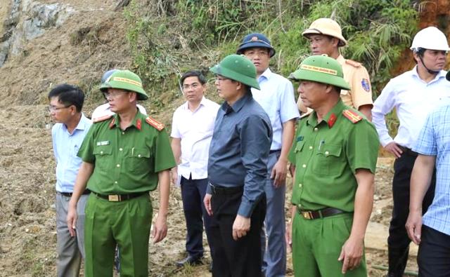Phó Thủ tướng yêu bố trí lực lượng Công an, dân quân túc trực 24/24 tại các vị trí sạt lở cảnh báo, ngăn không cho người dân qua lại Phó Thủ tướng yêu bố trí lực lượng Công an, dân quân túc trực 24/24 tại các vị trí sạt lở cảnh báo, ngăn không cho người dân qua lại