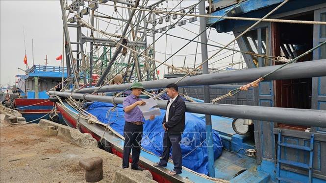 Tại cảng cá Lạch Hới (phường Sầm Sơn, tỉnh Thanh Hóa) công tác kiểm tra, kiểm soát tàu cá được tiến hành chặt chẽ. Ảnh: Hoa Mai/TTXVN Tại cảng cá Lạch Hới (phường Sầm Sơn, tỉnh Thanh Hóa) công tác kiểm tra, kiểm soát tàu cá được tiến hành chặt chẽ. Ảnh: Hoa Mai/TTXVN