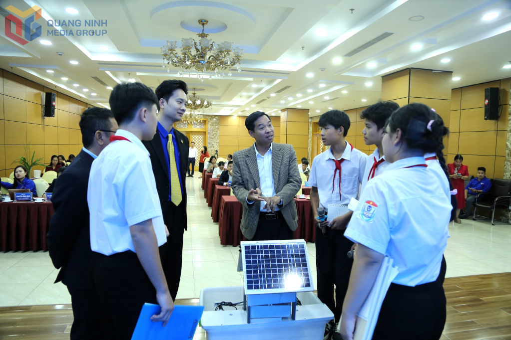 Ban giám khảo góp ý vào dự án của các nhóm tác giả.