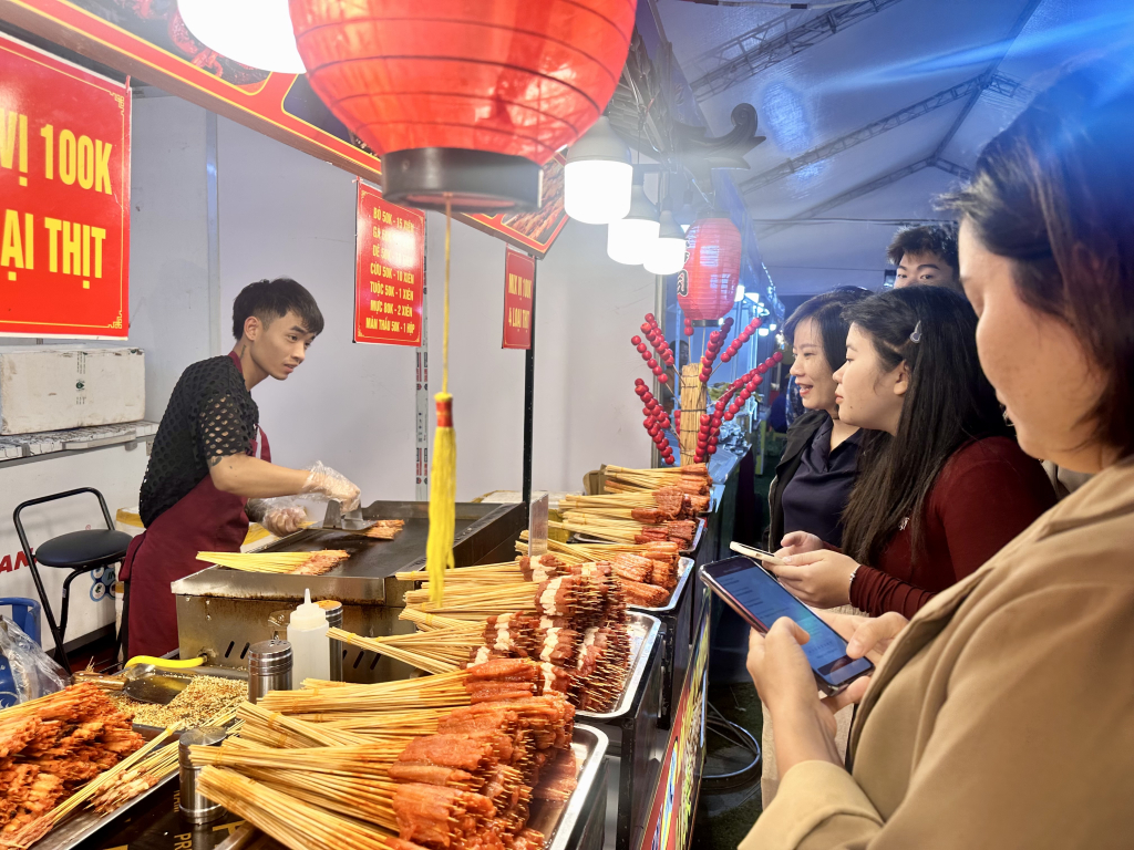 Người d&acirc;n, du kh&aacute;ch tham dự Li&ecirc;n hoan ẩm thực Quảng Ninh 2025.