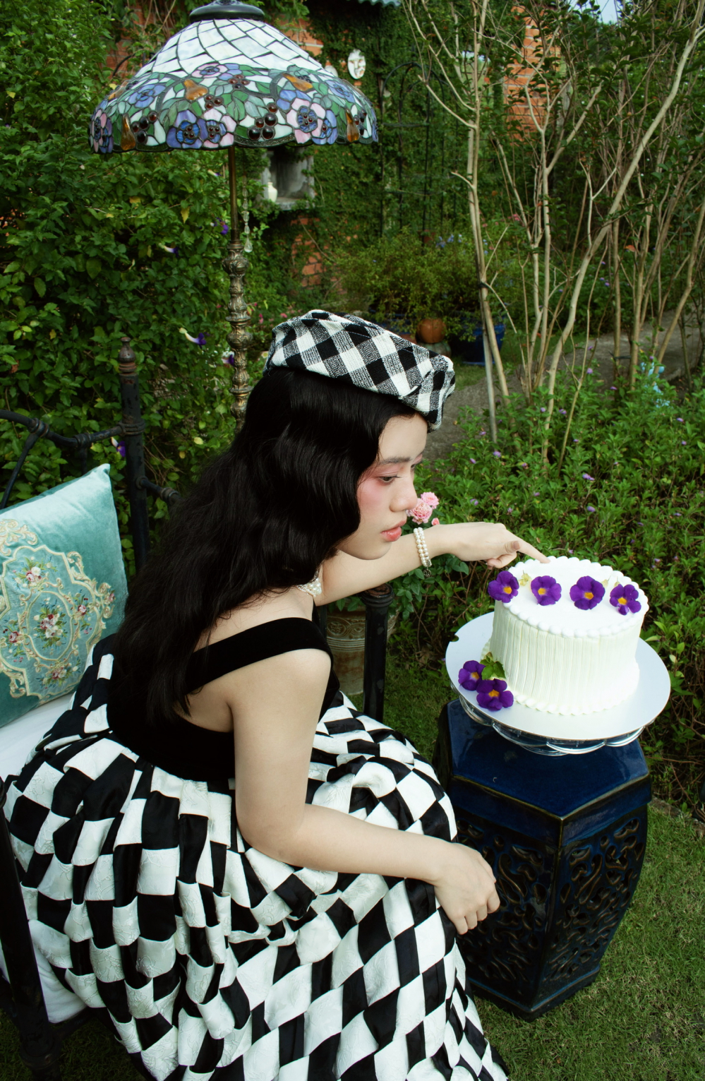 Những ô trắng đen trong thiết kế gợi nhớ đến hoạ tiết đặc trưng của chiếc khăn rằn, một biểu tượng văn hóa, một vật dụng gắn bó mật thiết với người dân miền Tây Nam Bộ. Những ô trắng đen trong thiết kế gợi nhớ đến hoạ tiết đặc trưng của chiếc khăn rằn, một biểu tượng văn hóa, một vật dụng gắn bó mật thiết với người dân miền Tây Nam Bộ.