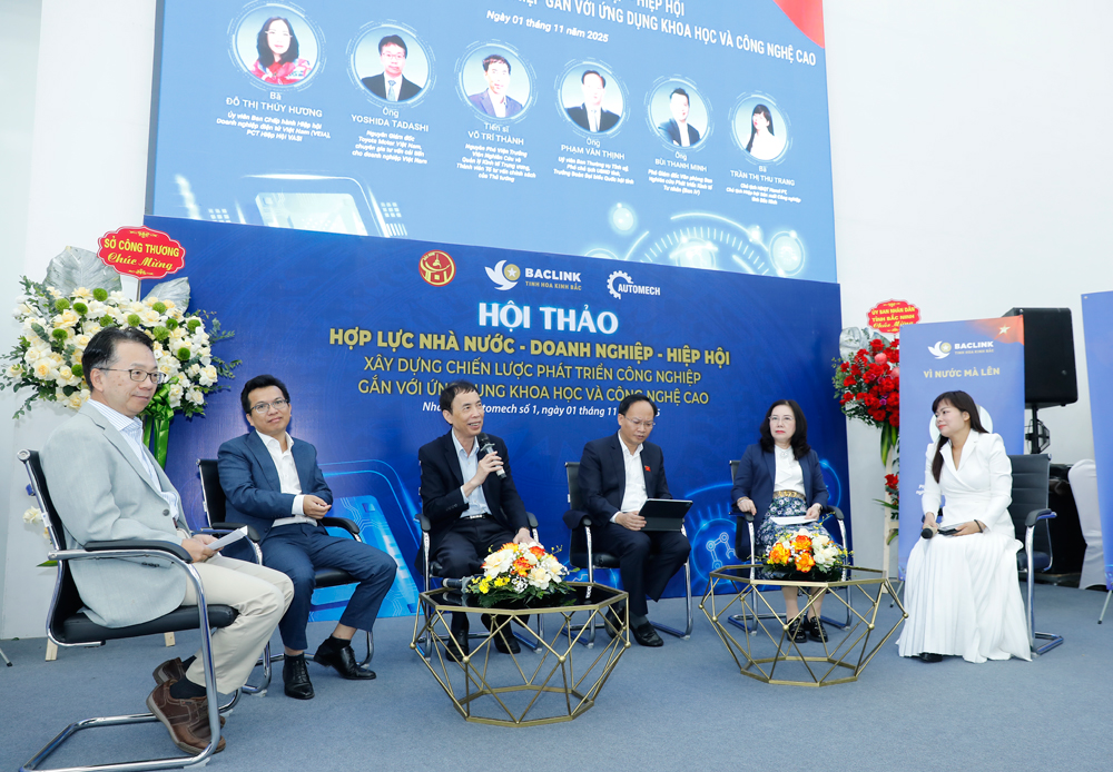 Các khách mời tham gia tọa đàm thảo luận mở. Các khách mời tham gia tọa đàm thảo luận mở.