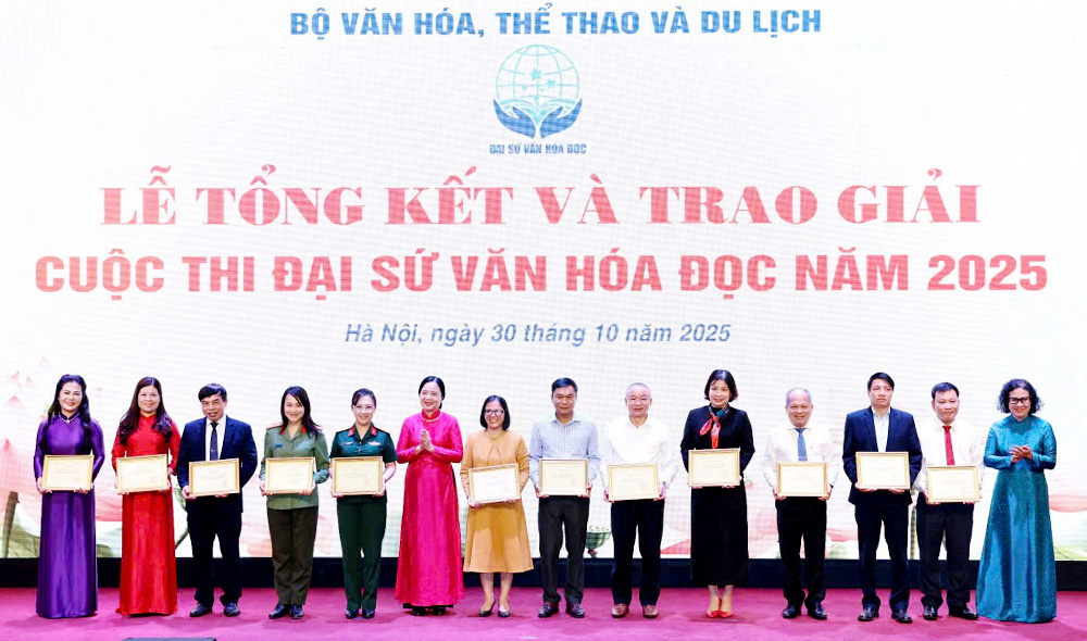 Ông Nguyễn Đắc Hồng, Giám đốc Thư viện tỉnh Bắc Ninh số 1 (thứ 6 từ phải sang) đại diện đơn vị nhận Giải thưởng “Đơn vị tổ chức tốt vòng sơ khảo toàn quốc”. Ông Nguyễn Đắc Hồng, Giám đốc Thư viện tỉnh Bắc Ninh số 1 (thứ 6 từ phải sang) đại diện đơn vị nhận Giải thưởng “Đơn vị tổ chức tốt vòng sơ khảo toàn quốc”.