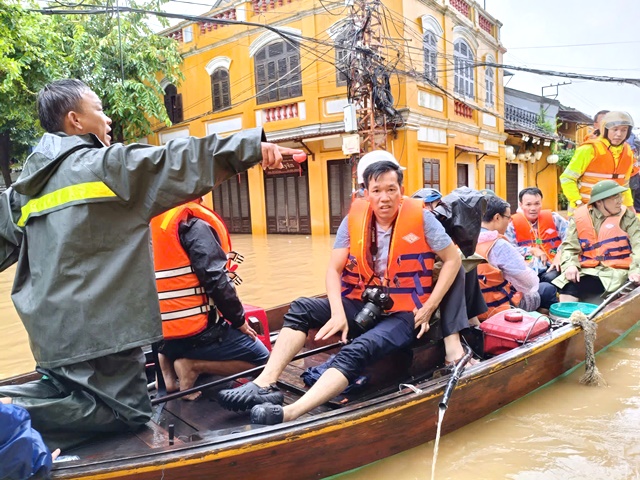 Các Phóng viên tác nghiệp tại vùng lũ. Các Phóng viên tác nghiệp tại vùng lũ.