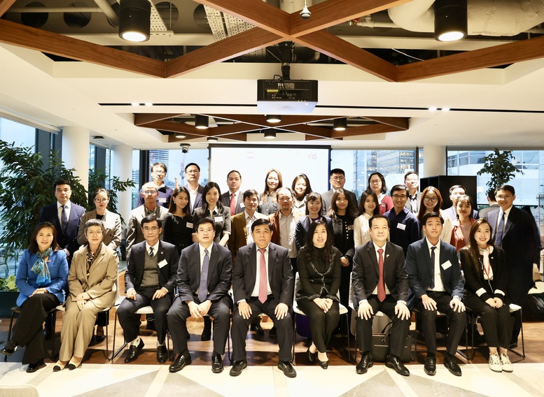 Phó Thủ tướng Nguyễn Chí Dũng và các thành viên đoàn công tác của Chính phủ chụp ảnh lưu niệm tại Diễn đàn - Ảnh: VGP/Thu Sa Phó Thủ tướng Nguyễn Chí Dũng và các thành viên đoàn công tác của Chính phủ chụp ảnh lưu niệm tại Diễn đàn - Ảnh: VGP/Thu Sa