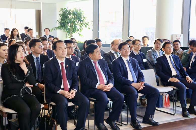 Phó Thủ tướng Nguyễn Chí Dũng dự Diễn đàn "Thúc đẩy đổi mới sáng tạo, phát triển các ngành công nghệ chiến lược tại Việt Nam: Kinh nghiệm từ Vương quốc Anh" - Ảnh: VGP/Thu Sa Phó Thủ tướng Nguyễn Chí Dũng dự Diễn đàn "Thúc đẩy đổi mới sáng tạo, phát triển các ngành công nghệ chiến lược tại Việt Nam: Kinh nghiệm từ Vương quốc Anh" - Ảnh: VGP/Thu Sa