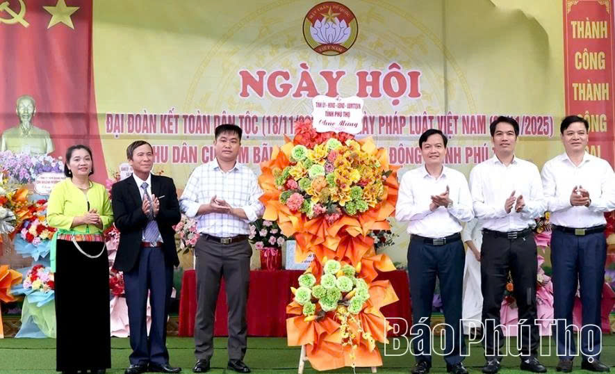 Thay mặt Tỉnh ủy - HĐND - UBND - Ủy ban MTTQ Việt Nam tỉnh, Phó Chủ tịch UB MTTQ Việt Nam tỉnh Khổng Mạnh Hùng và lãnh đạo các sở, ngành tặng hoa chúc mừng Khu dân cư xóm Bãi Chạo Thay mặt Tỉnh ủy - HĐND - UBND - Ủy ban MTTQ Việt Nam tỉnh, Phó Chủ tịch UB MTTQ Việt Nam tỉnh Khổng Mạnh Hùng và lãnh đạo các sở, ngành tặng hoa chúc mừng Khu dân cư xóm Bãi Chạo