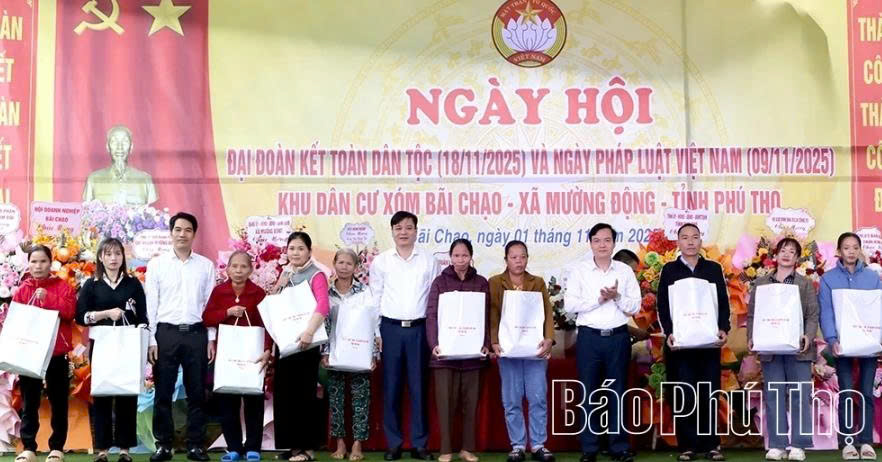 Phó Chủ tịch UB MTTQ Việt Nam tỉnh Khổng Mạnh Hùng và lãnh đạo các sở, ngành tặng quà cho 10 hộ nghèo, hộ có hoàn cảnh đặc biệt khó khăn trên địa bàn xã Mường Động Phó Chủ tịch UB MTTQ Việt Nam tỉnh Khổng Mạnh Hùng và lãnh đạo các sở, ngành tặng quà cho 10 hộ nghèo, hộ có hoàn cảnh đặc biệt khó khăn trên địa bàn xã Mường Động