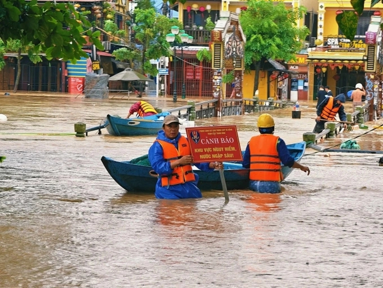 Tập trung ứng phó khẩn cấp, khắc phục hậu quả mưa lũ lớn tại khu vực Trung Bộ Tập trung ứng phó khẩn cấp, khắc phục hậu quả mưa lũ lớn tại khu vực Trung Bộ