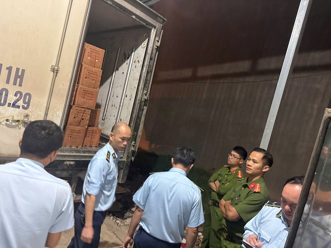 Phát hiện gần 13 tấn hoa quả nhập khẩu không có nhãn phụ tại Cao Bằng, chủ hàng bị phạt 30 triệu đồng