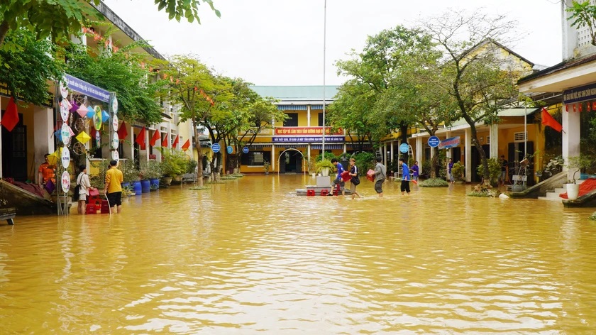 Mưa lớn kéo dài gây ra ngập úng cục bộ tại TP Huế Mưa lớn kéo dài gây ra ngập úng cục bộ tại TP Huế