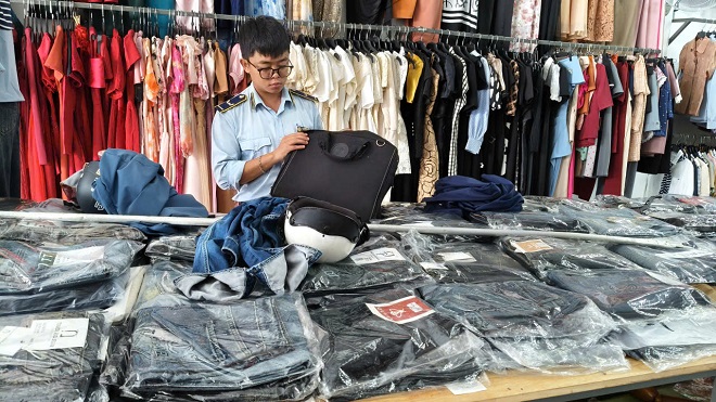 Lực lượng QLTT tỉnh Lâm Đồng kiểm tra hàng hóa tại cơ sở kinh doanh