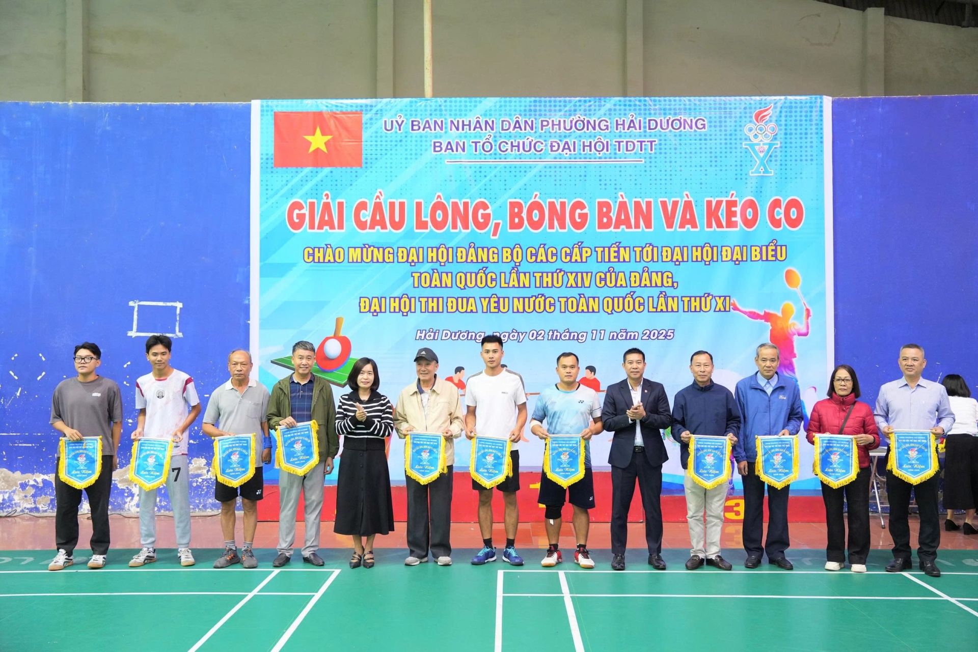 Ban Tổ chức trao cờ lưu niệm cho các đơn vị tham gia giải.