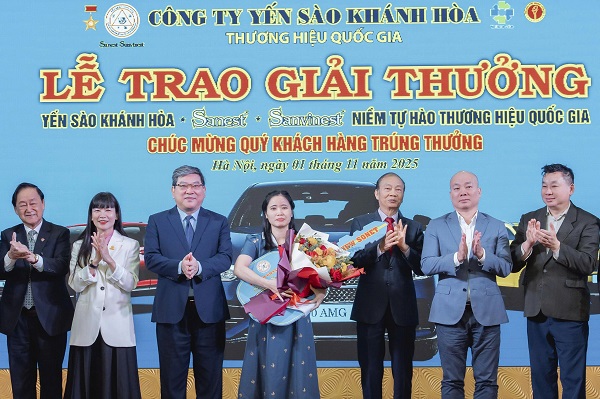 Trao Giải Nhì – 01 xe ô tô Kia New Sonet 1.5L Deluxe, cho Bà Nguyễn Thị Hằng, trú tại phường Cầu Giấy, TP. Hà Nội Trao Giải Nhì – 01 xe ô tô Kia New Sonet 1.5L Deluxe, cho Bà Nguyễn Thị Hằng, trú tại phường Cầu Giấy, TP. Hà Nội