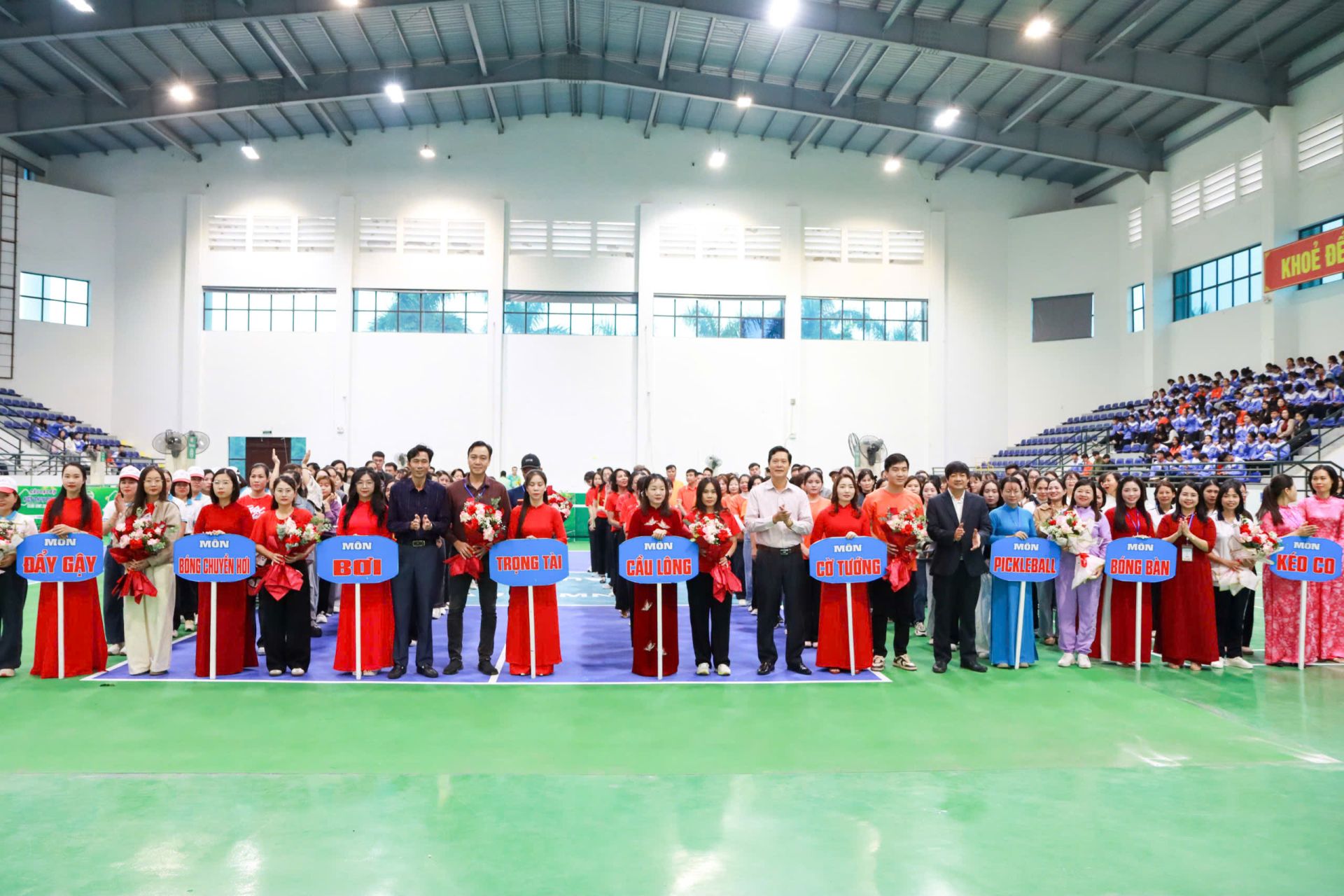 Lãnh đạo các tặng hoa các đội tham gia thi đấu. Lãnh đạo các tặng hoa các đội tham gia thi đấu.