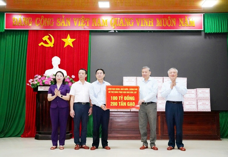 Tổng Bí thư Tô Lâm tặng nhân dân Thành phố Huế Tổng Bí thư Tô Lâm tặng nhân dân Thành phố Huế