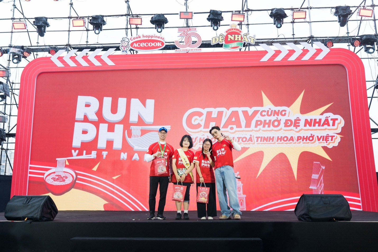 Ca sĩ Soobin Hoàng Sơn tặng quà, chụp ảnh cùng các bạn trẻ tham gia sự kiện Ca sĩ Soobin Hoàng Sơn tặng quà, chụp ảnh cùng các bạn trẻ tham gia sự kiện