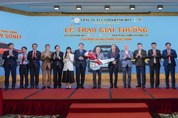 Trao Giải Nhì – 01 xe ô tô Kia New Sonet 1.5L Deluxe, cho ông Trần Thế Tài, trú tại phường Hải An, TP. Hải Phòng. Trao Giải Nhì – 01 xe ô tô Kia New Sonet 1.5L Deluxe, cho ông Trần Thế Tài, trú tại phường Hải An, TP. Hải Phòng.