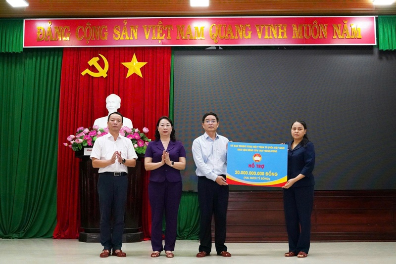 UBMTTQ Việt Nam hỗ trợ nhân dân Thành phố Huế UBMTTQ Việt Nam hỗ trợ nhân dân Thành phố Huế