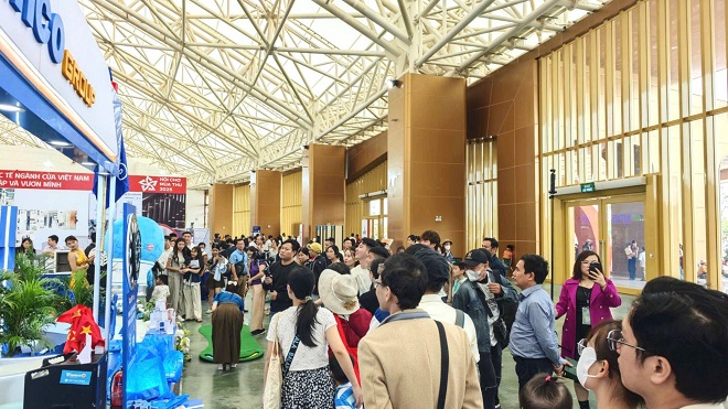 Đông đảo khách tham quan hứng khởi tham gia các mini game của gian hàng Vianco