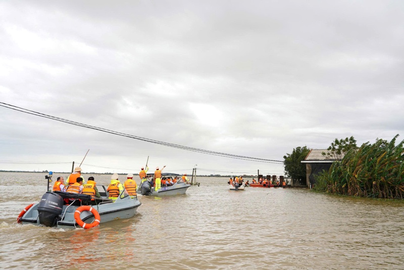 Đoàn công tác đến trực tiếp người dân vùng lụt Đoàn công tác đến trực tiếp người dân vùng lụt