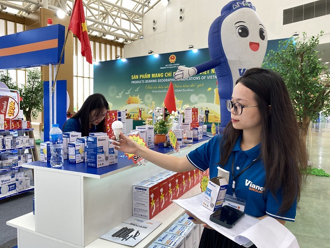 Tại gian hàng của Vianco, khách tham quan luôn được các tư vấn viên giới thiệu và hướng dẫn trải nghiệm sản phẩm