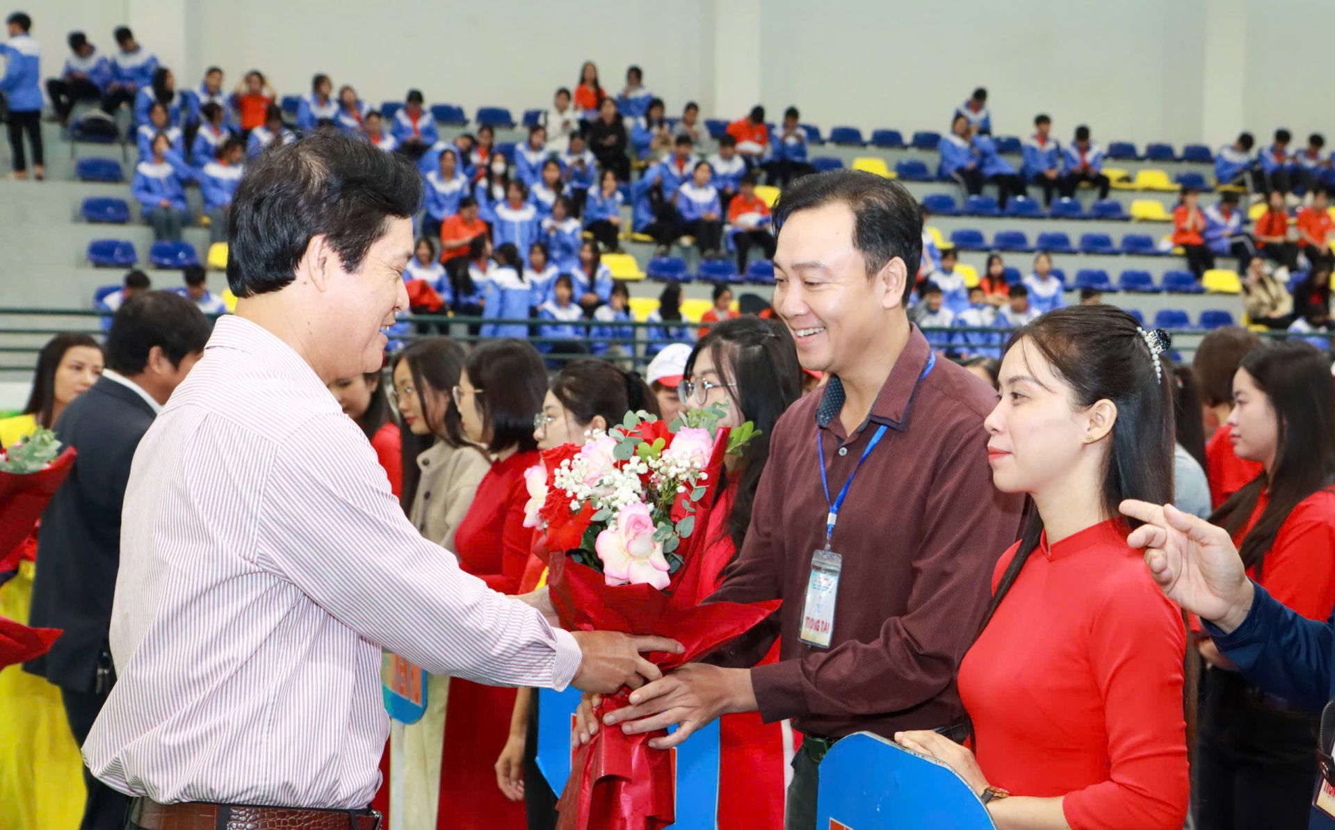 Đồng chí Nguyễn Minh Phương, Bí thư Đảng ủy, Chủ tịch HĐND xã tặng hoa các đơn vị tham gia thi đấu. Đồng chí Nguyễn Minh Phương, Bí thư Đảng ủy, Chủ tịch HĐND xã tặng hoa các đơn vị tham gia thi đấu.