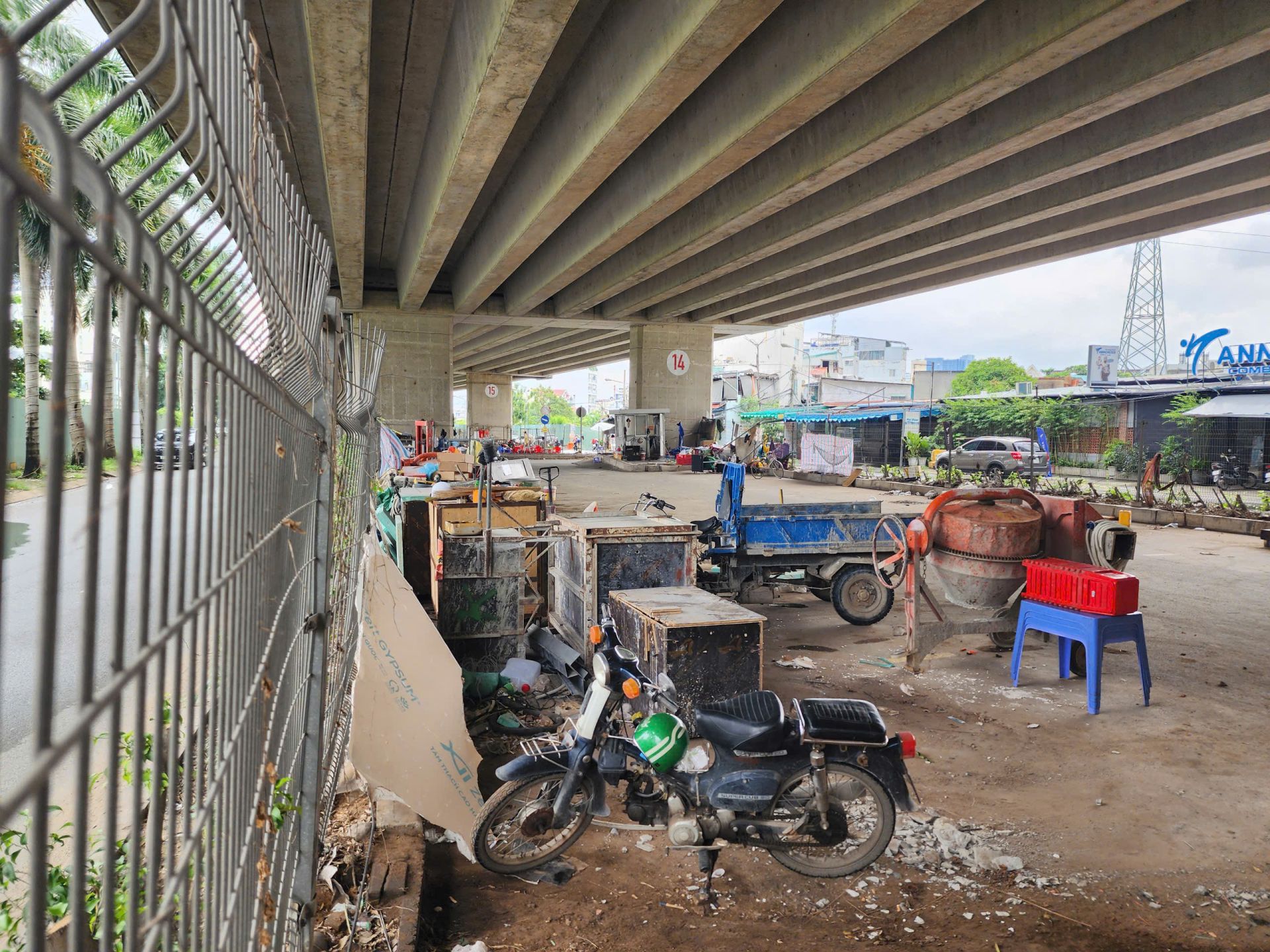 TP. HCM rà soát, xử lý các bãi giữ xe dưới gầm cầu