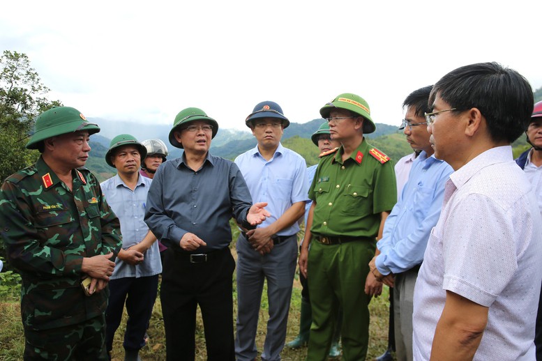 Phó Thủ tướng Hồ Quốc Dũng trao đổi với chính quyền địa phương và lực lượng chức năng khi đến kiểm tra công tác phòng, chống mưa lũ tại xã Ngọc Linh chiều 31/10 - Ảnh: VGP/Gia Huy Phó Thủ tướng Hồ Quốc Dũng trao đổi với chính quyền địa phương và lực lượng chức năng khi đến kiểm tra công tác phòng, chống mưa lũ tại xã Ngọc Linh chiều 31/10 - Ảnh: VGP/Gia Huy