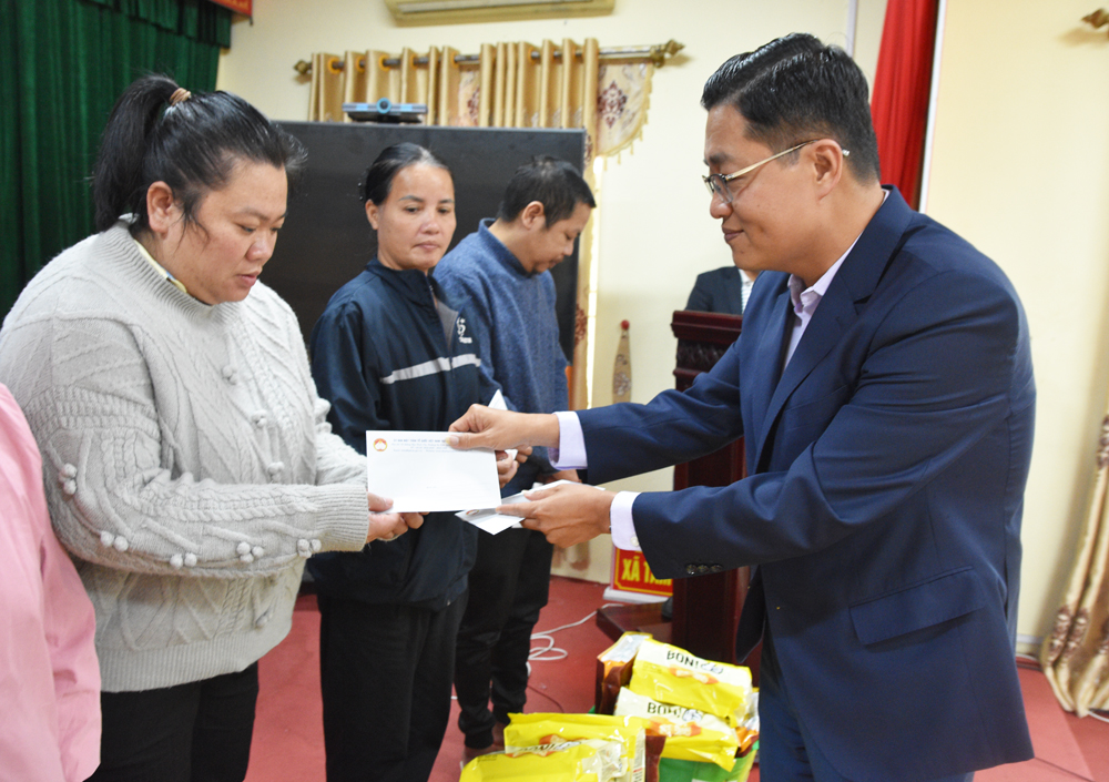 Đồng chí Nguyễn Nhân Chinh trao quà hỗ trợ cho người dân chịu ảnh hưởng bão, lũ trên địa bàn xã Tam Giang. Đồng chí Nguyễn Nhân Chinh trao quà hỗ trợ cho người dân chịu ảnh hưởng bão, lũ trên địa bàn xã Tam Giang.