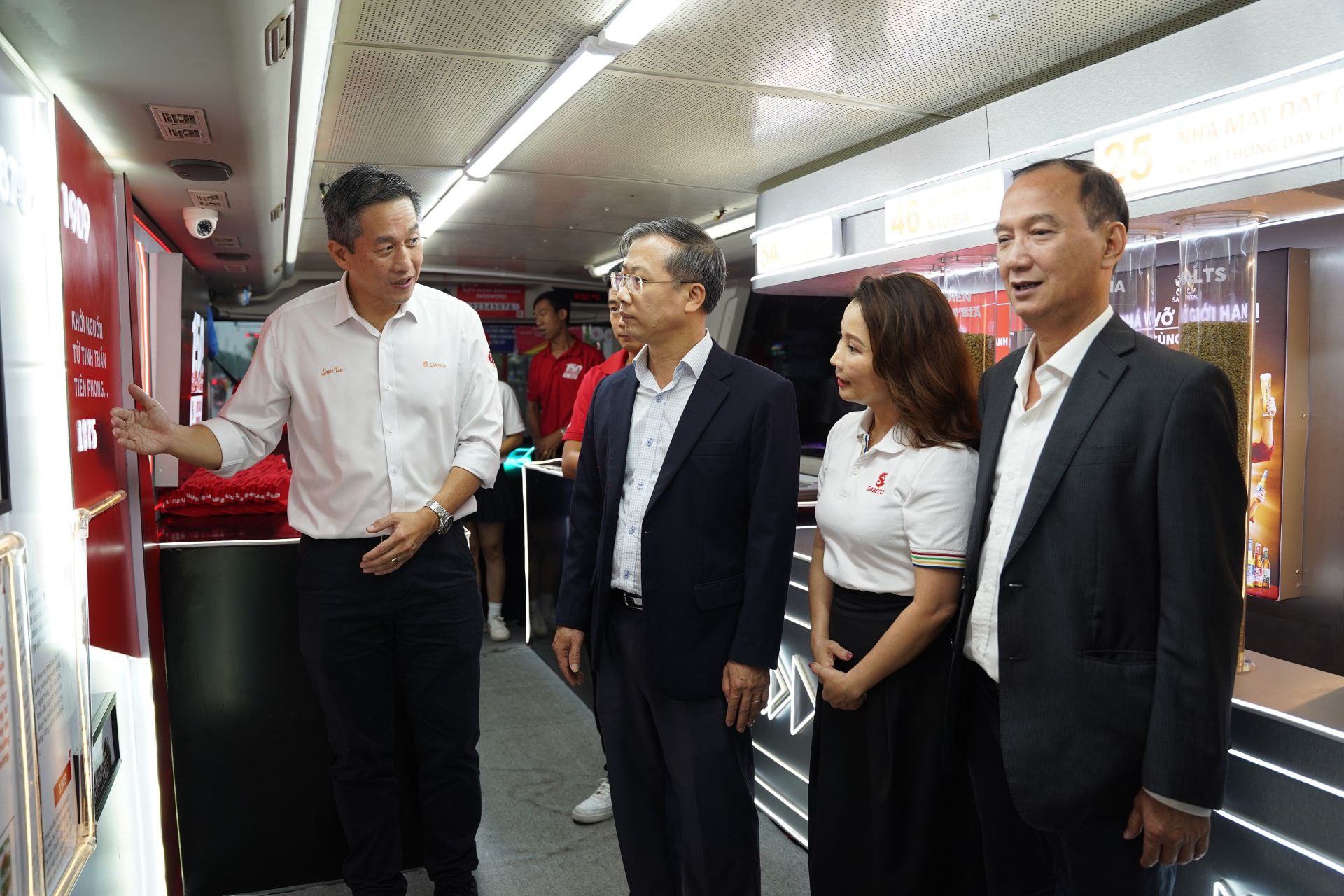 Đại diện lãnh đạo tỉnh Nghệ An tham quan, tìm hiểu về hoạt động Hành Trình Di Sản của SABECO