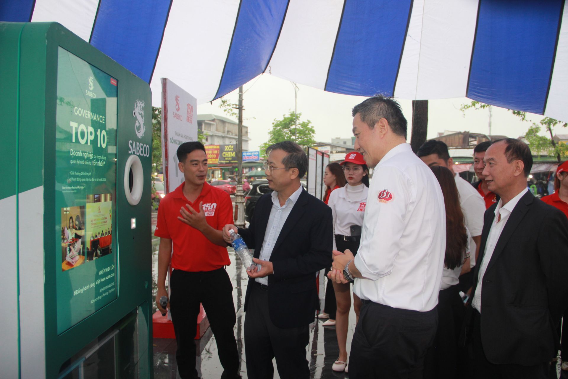 Đại diện lãnh đạo tỉnh Nghệ An tìm hiểu, trải nghiệm máy tái chế thuộc Hành Trình Di Sản của SABECO.JPG